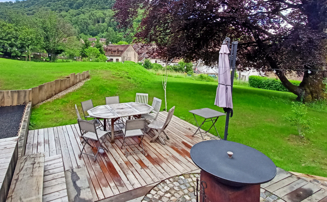 2 Showroom d'un paysagiste spécialisé dans l'aménagement des terrasses et jardins, avec une façade moderne en bois et en vitre et un jardin fleuri aménagé