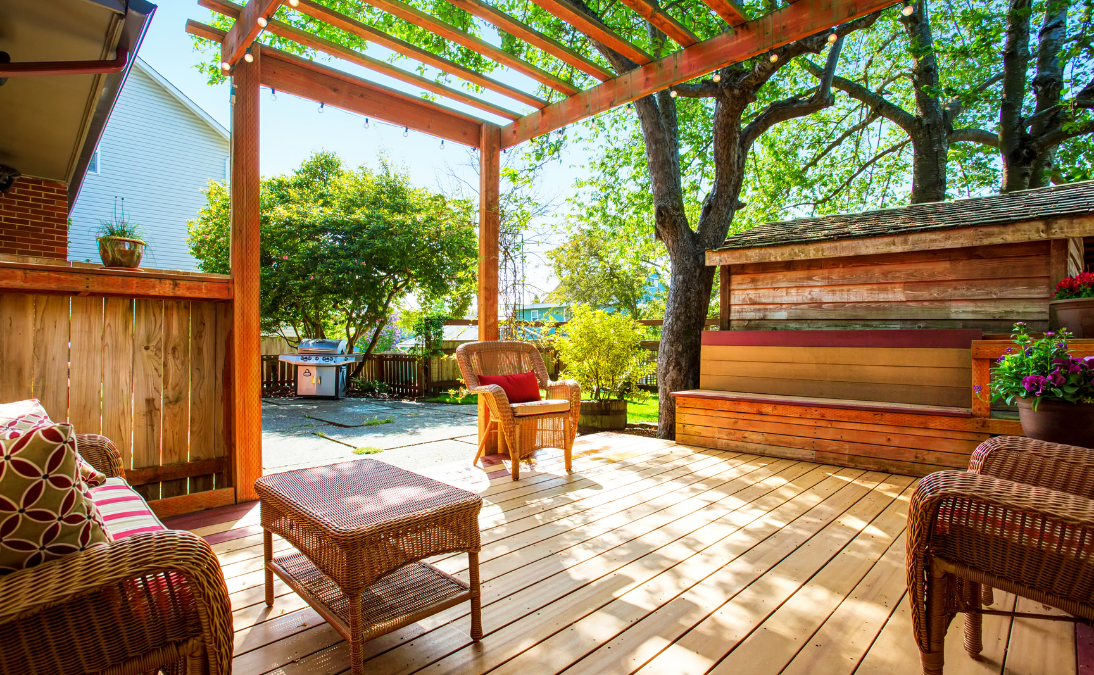 3 Showroom d'un paysagiste spécialisé dans l'aménagement des terrasses et jardins, avec une façade moderne en bois et en vitre et un jardin fleuri aménagé