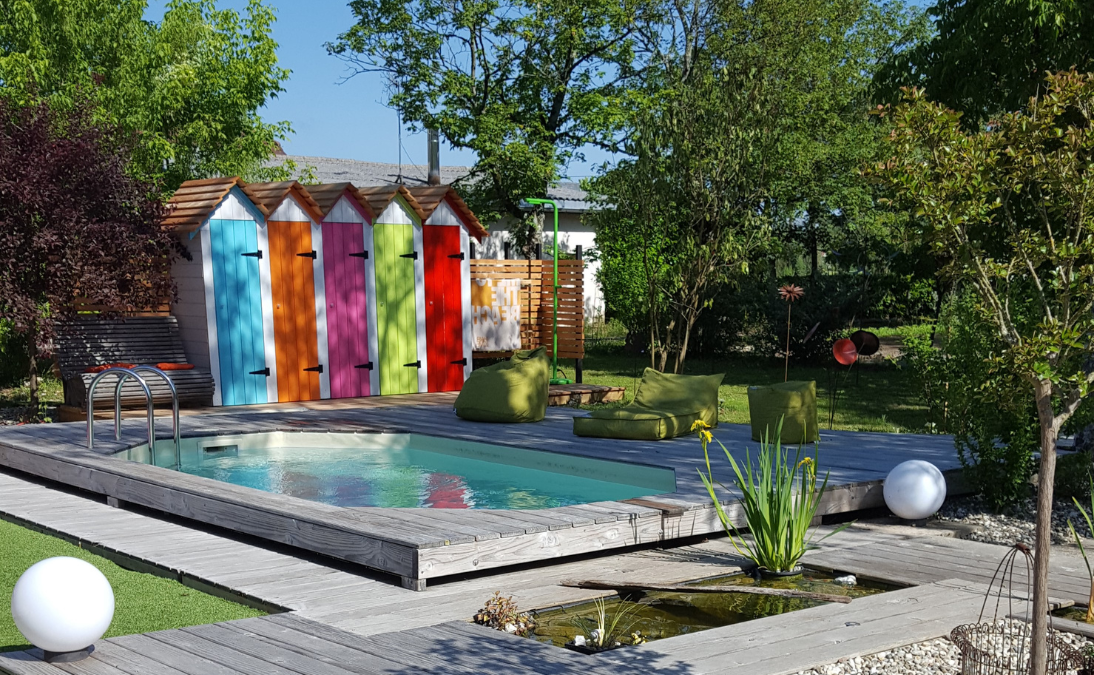 5 Showroom d'un paysagiste spécialisé dans l'aménagement des terrasses et jardins, avec une façade moderne en bois et en vitre et un jardin fleuri aménagé