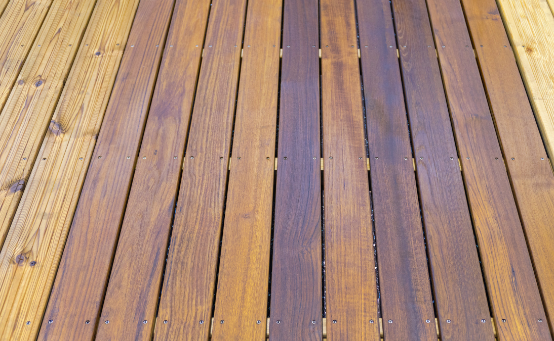 7 Showroom d'un paysagiste spécialisé dans l'aménagement des terrasses et jardins, avec une façade moderne en bois et en vitre et un jardin fleuri aménagé