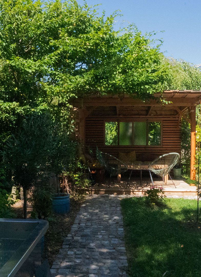 Passerelle bois sur-mesure pour bassin - jardin Jura