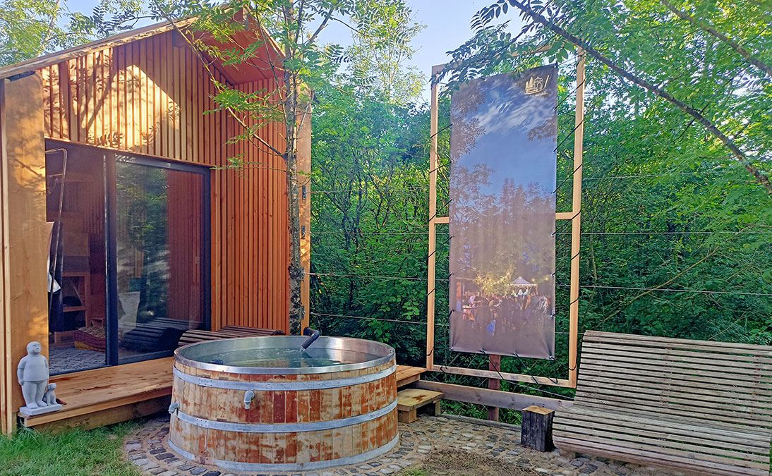 Espace barbecue et cuisine d'été sur une terrasse en bois